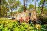 Camping Landes : mobil home sous les pins avec vacanciers en terrasse