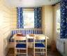 Campsite France Landes : intérieur de mobil home salle à manger salon avec table et chaises