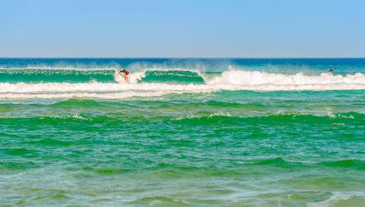 Surf sur les vagues des côtes landaises